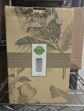 Scentsy Avid Difuser Shade essetian Oil